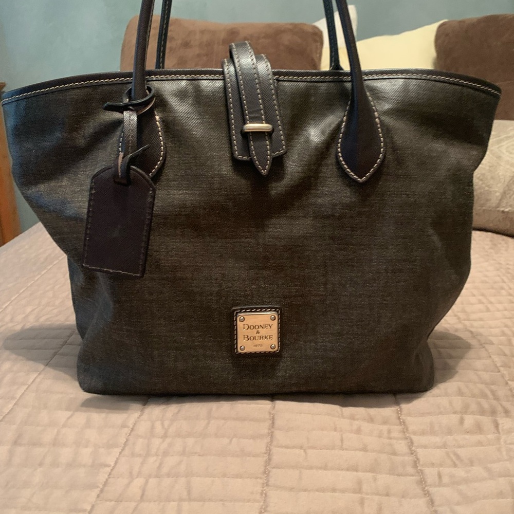 Dooney & Bourke handbag in great condition and hardly used.